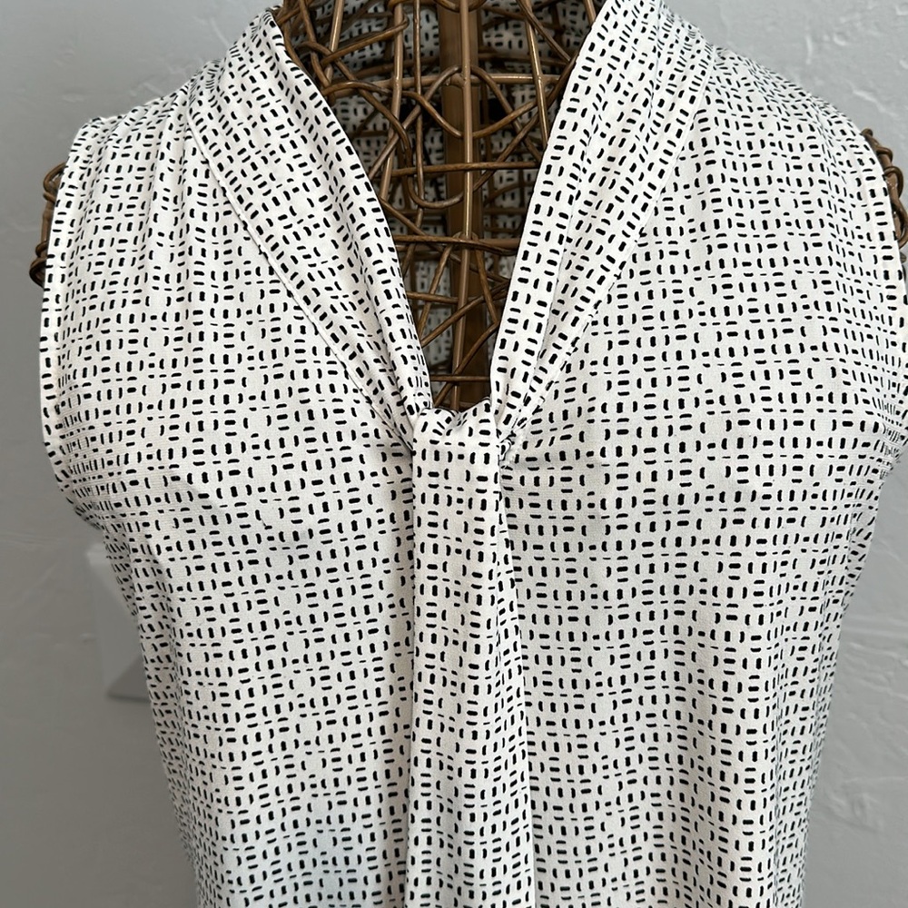 Banana Republic White and Black Patterned Sleeveless Top with front tie. Size M - Picture 2 of 5
